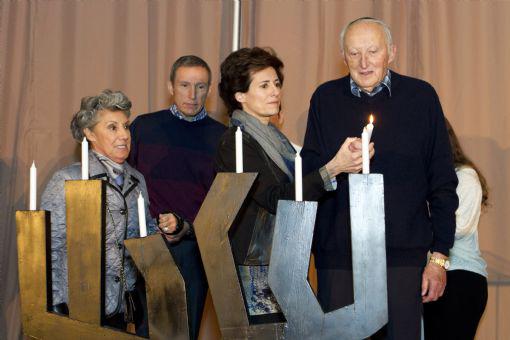 Yad Vashem Benefactors (left to right) Helen Singer, Miguel Singer, Nelly Zagdanski, and Holocaust survivor Ernest Singer, along with their family members, lit a candle in memory of the six million Shoah victims at the Holocaust Rememberance Day Ceremony